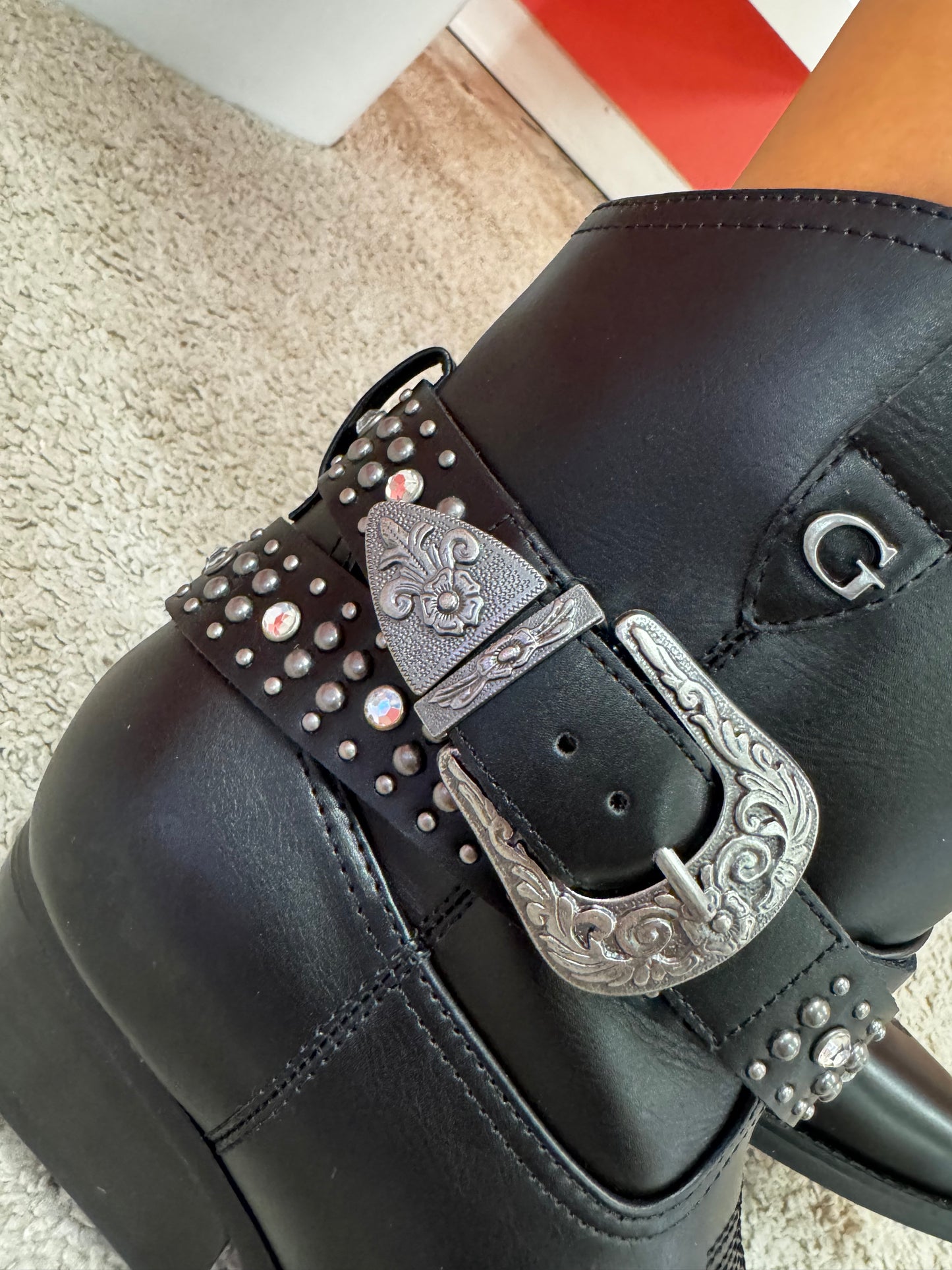 Texano Guess nero con fibbia e borchie satinati