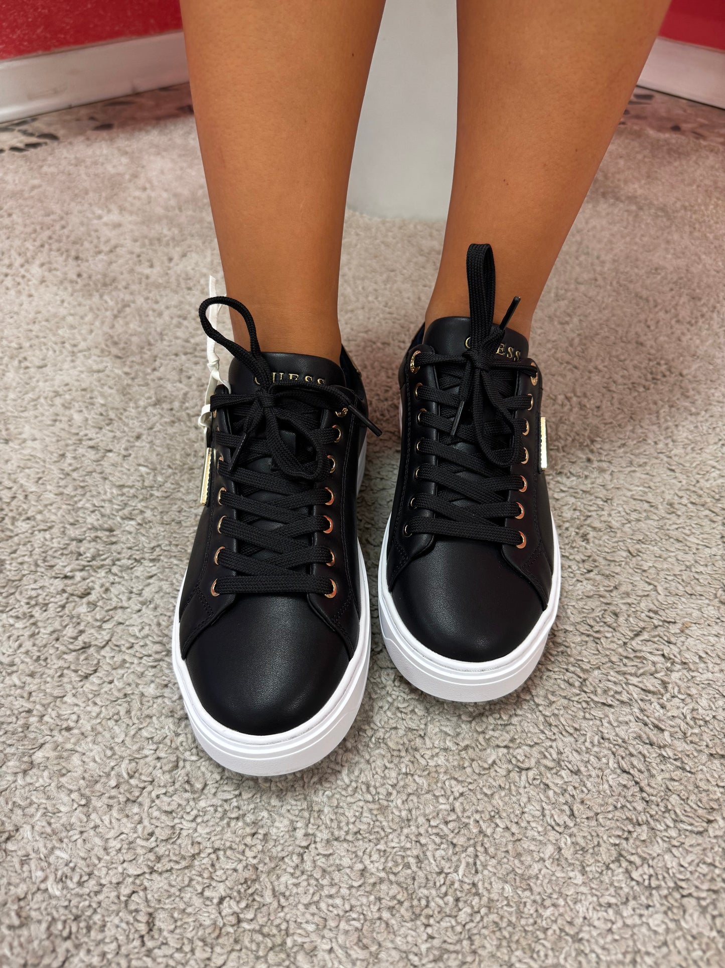 Sneakers Guess nere con dettagli oro