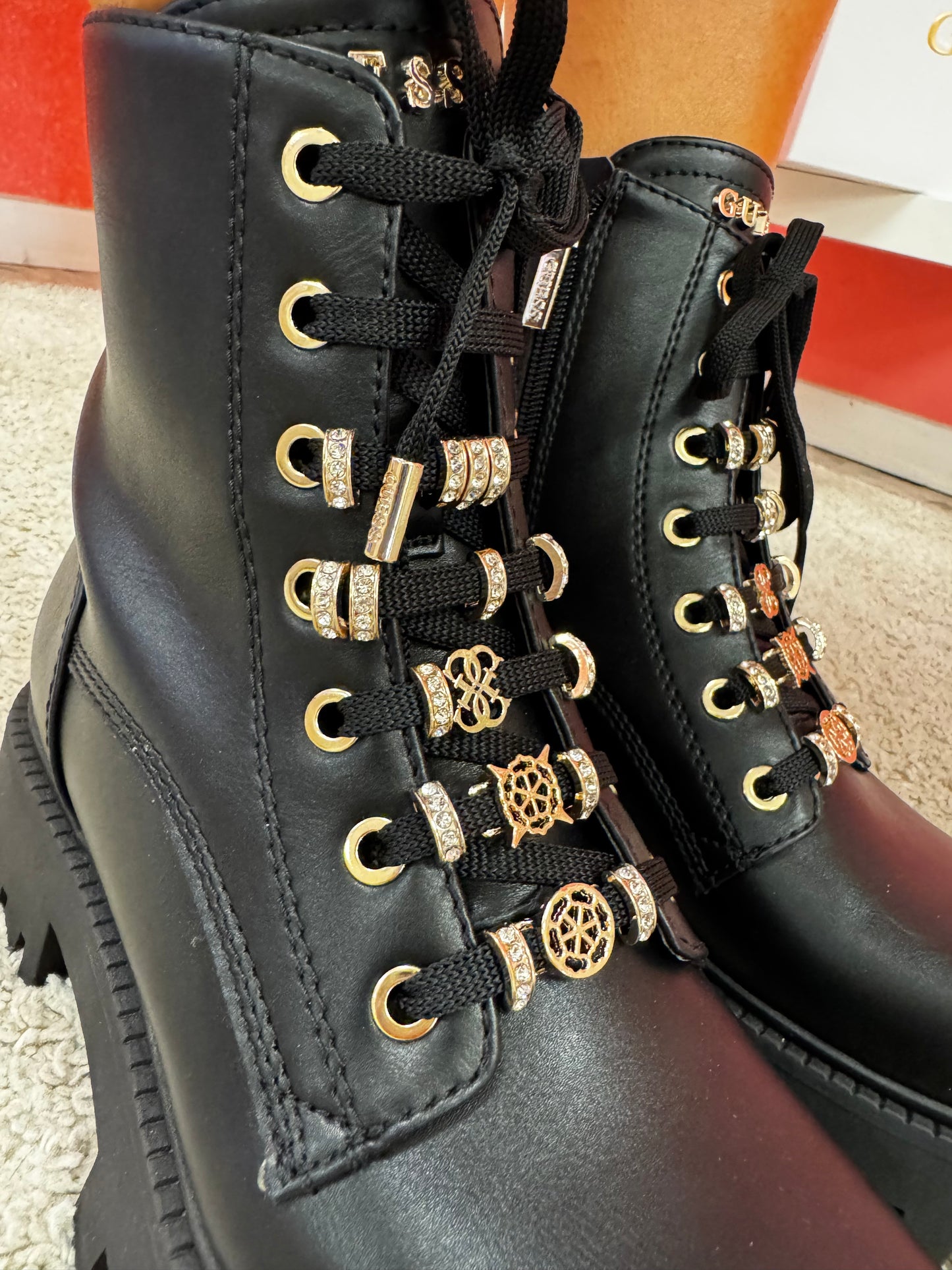 Guess anfibio nero con accessori sui lacci