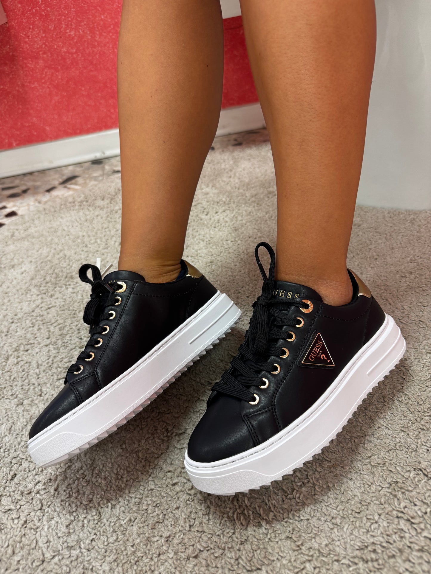 Sneakers Guess nere con dettagli oro