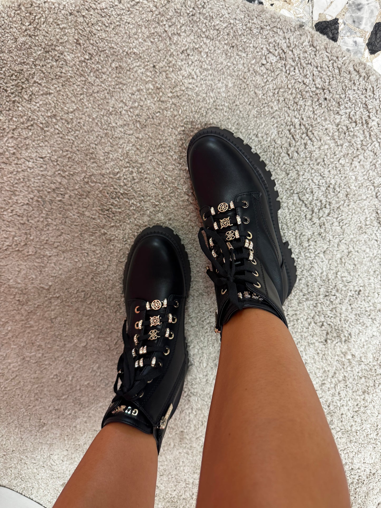 Guess anfibio nero con accessori sui lacci