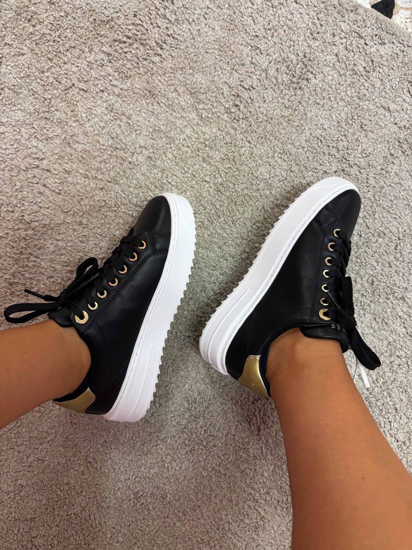 Sneakers Guess nere con dettagli oro