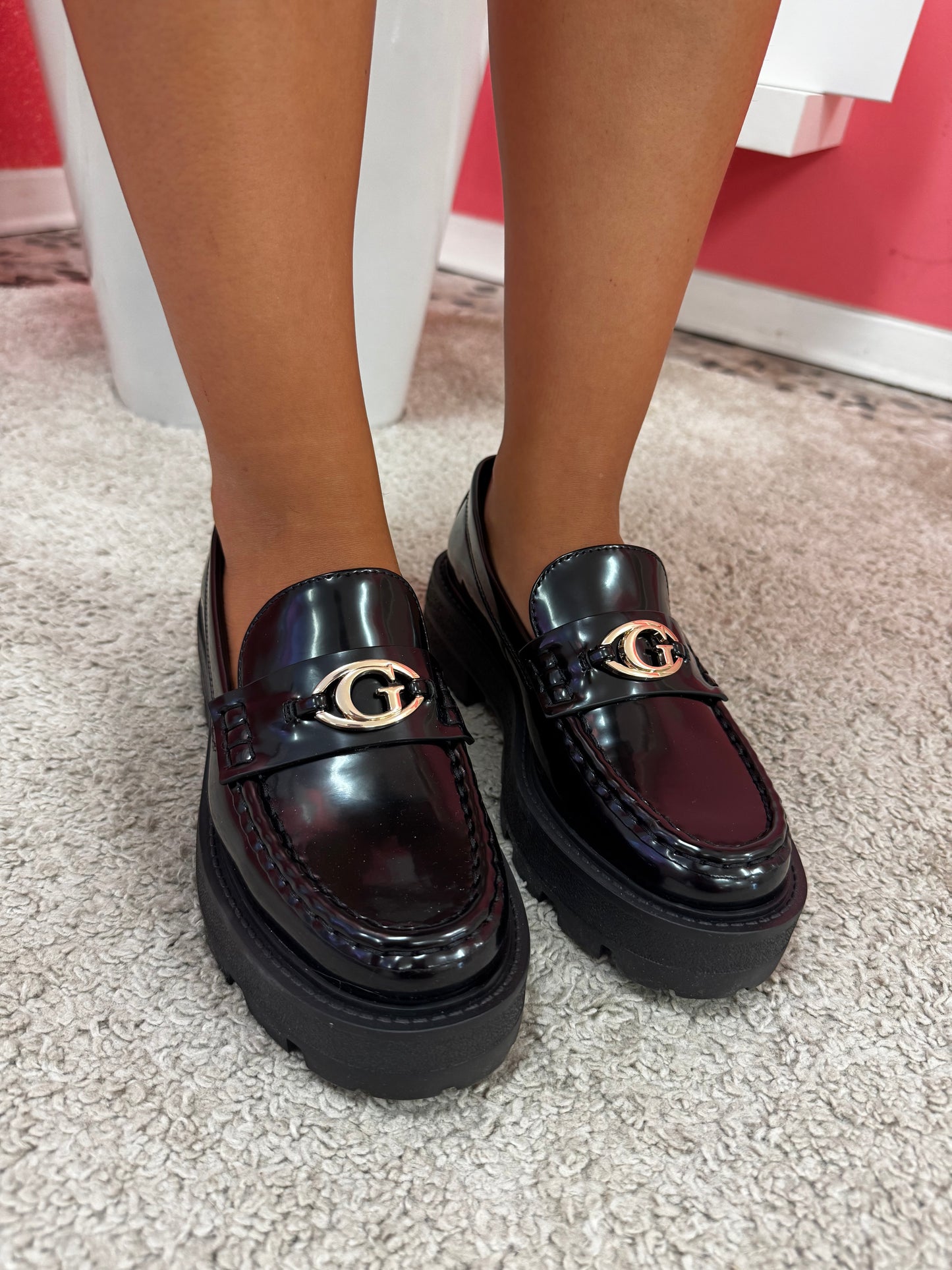 Mocassino Guess nero con accessorio oro