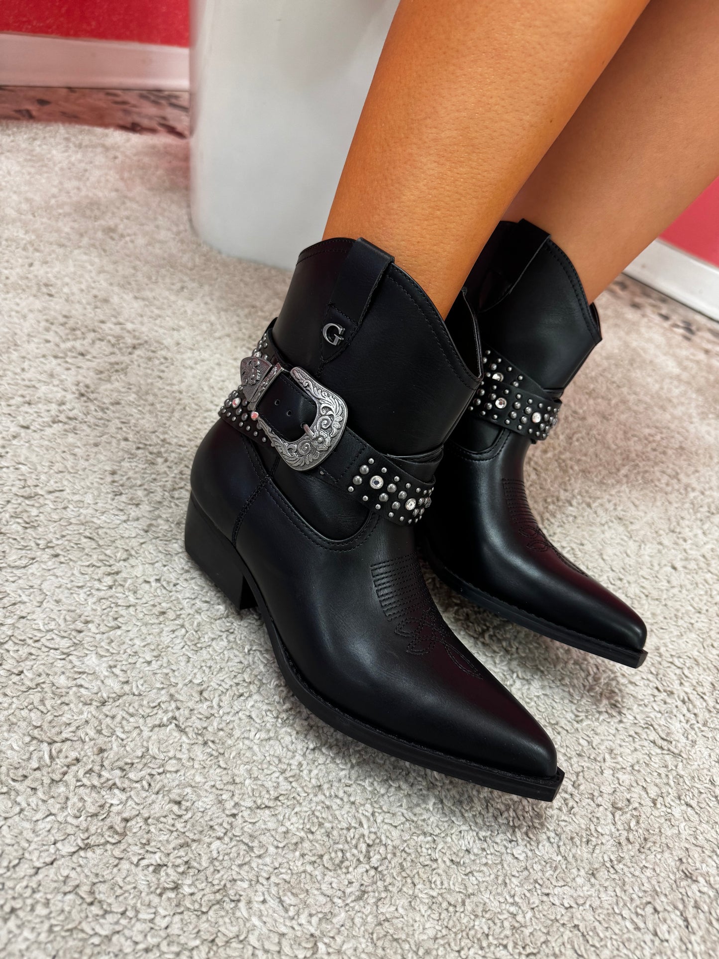 Texano Guess nero con fibbia e borchie satinati