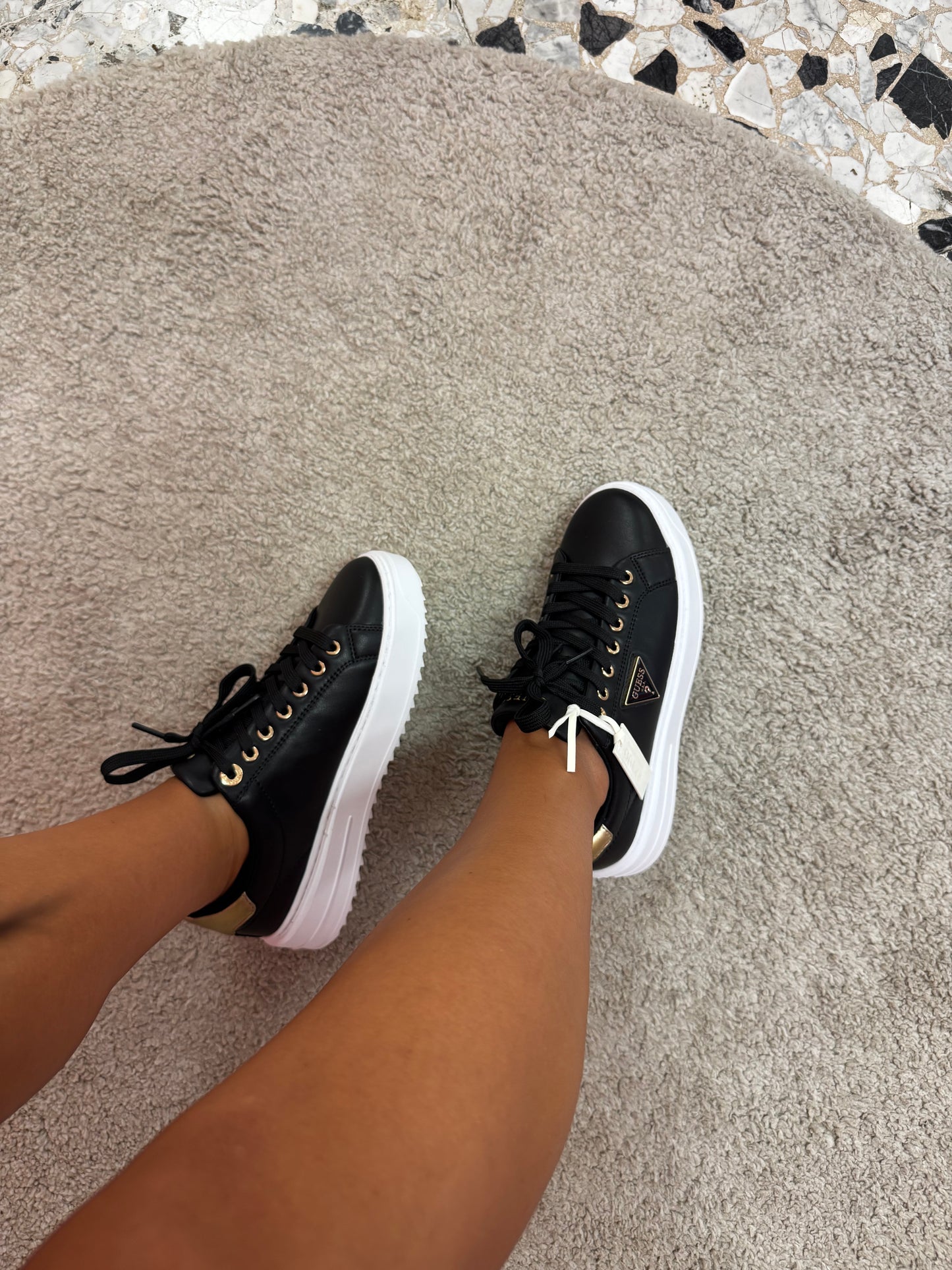Sneakers Guess nere con dettagli oro