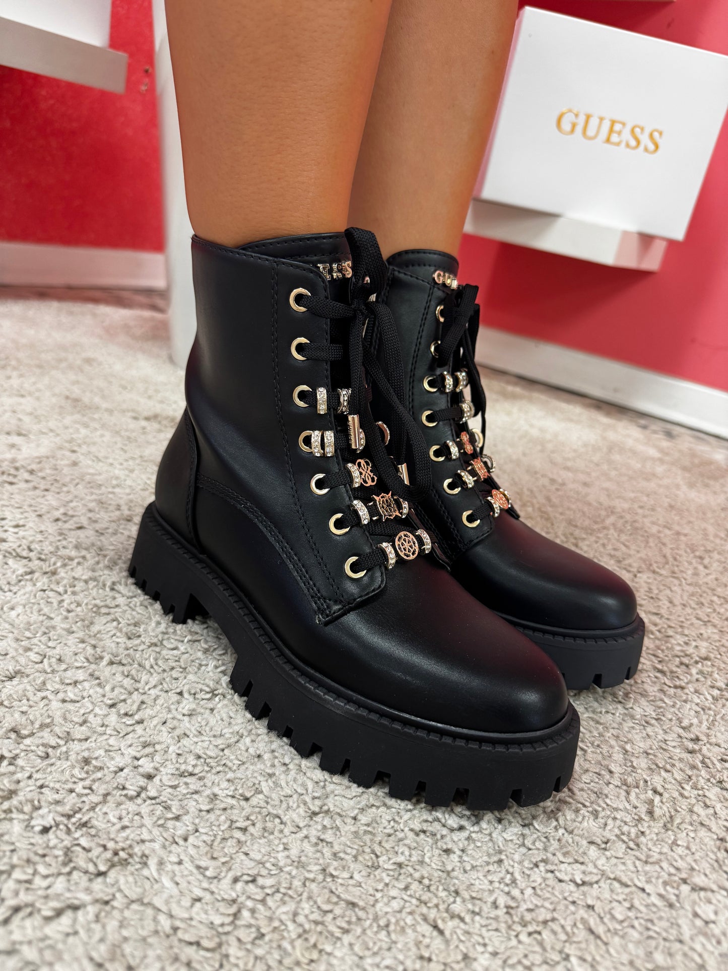 Guess anfibio nero con accessori sui lacci