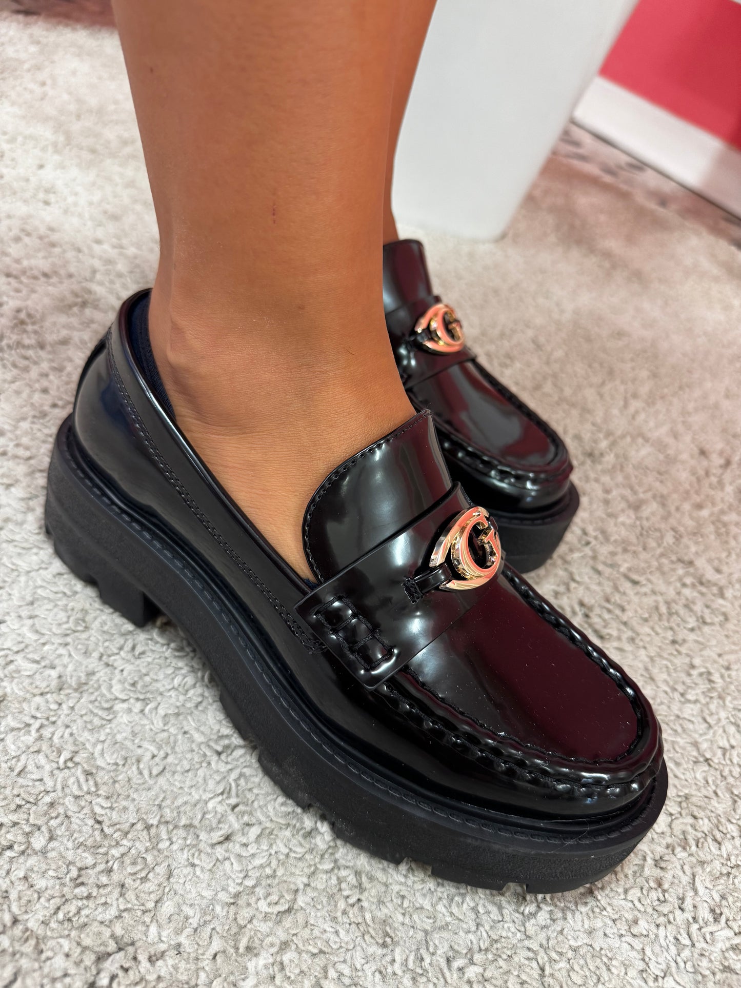 Mocassino Guess nero con accessorio oro