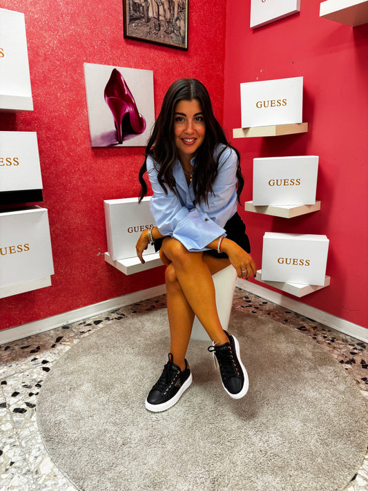 Sneakers Guess nere con dettagli oro